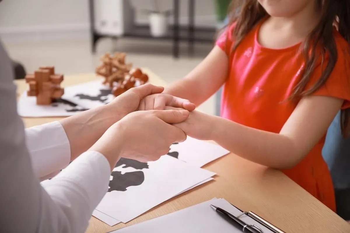 صورة تعبيرية لدعم الآباء لأطفالهم