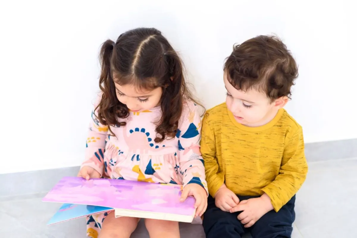 صورة تعبر عن فرحة الطفل باختيار افكار الهدايا