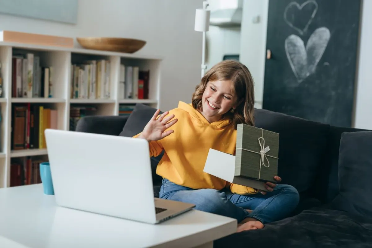 صورة تعبر عن فرحة الأطفال بالهدايا