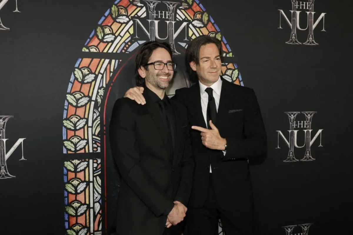 (من اليسار إلى اليمين) مايكل تشافيز والرئيس المشارك والرئيس التنفيذي لشركة DC Studios بيتر سافران (Michael Chaves and DC Studios Co-Chairman and CEO Peter Safran). مصدر الصورة: Kevin Winter/Getty Images/AFP