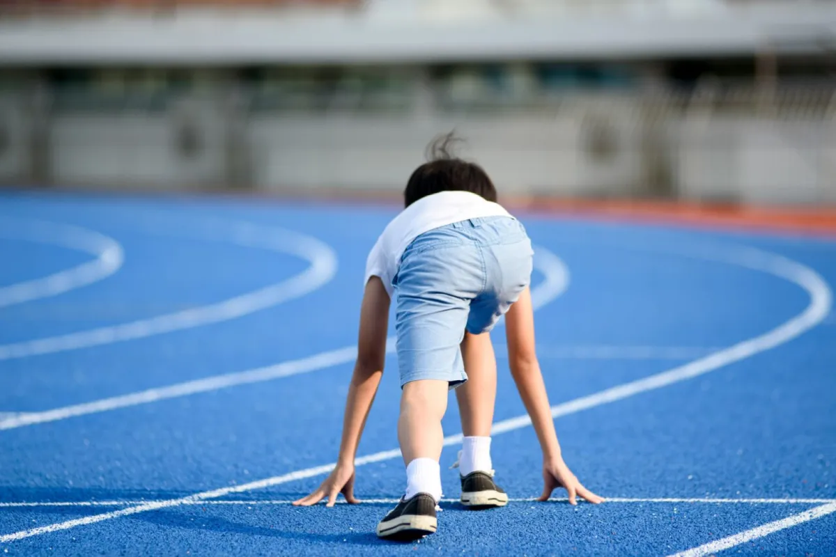 صورة طفل يمارس الجري