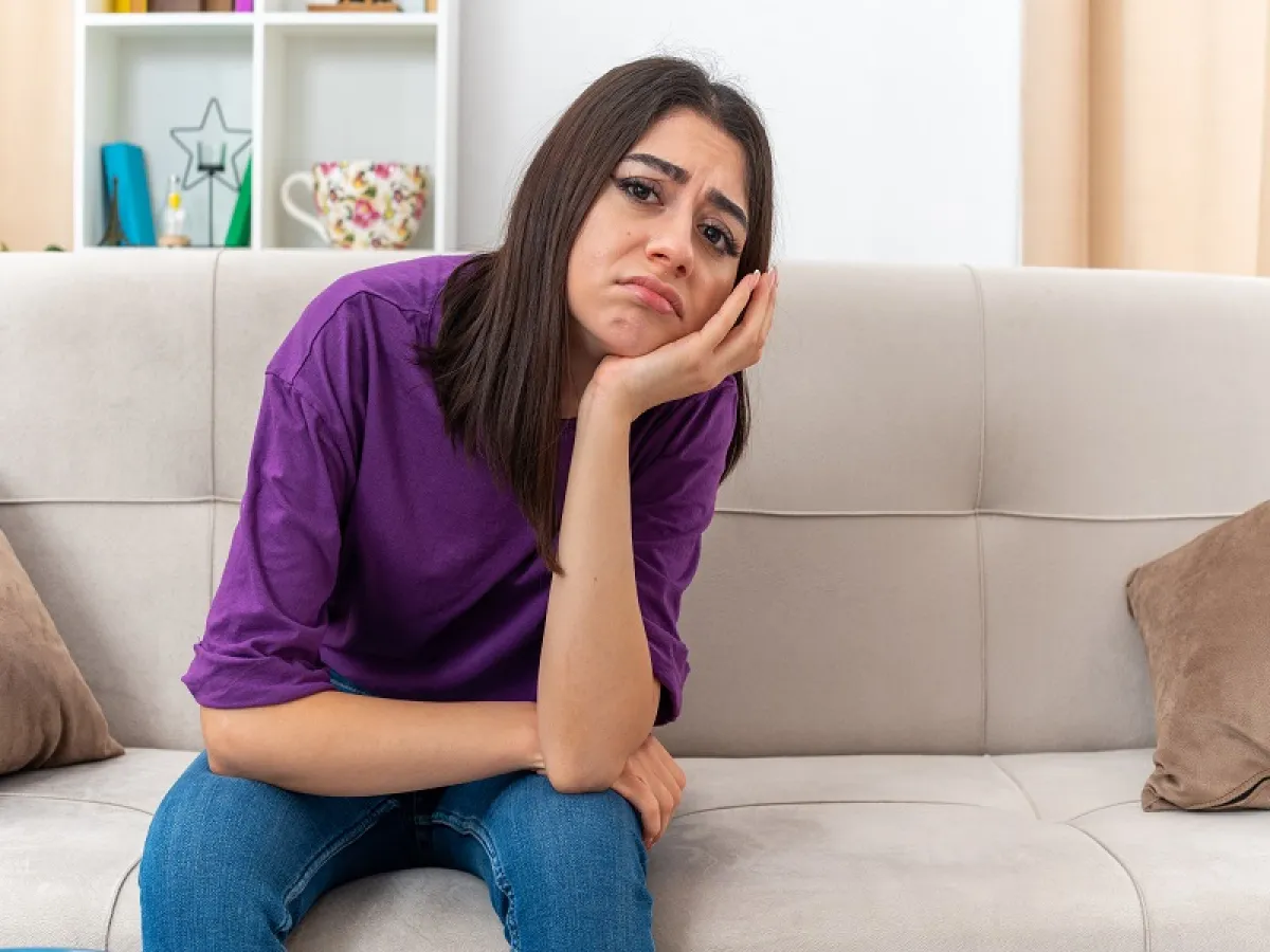 تغيرات المزاج واضطرابات النوم والقلق وانخفاض احترام الذات من أعراض انقطاع الطمث المبكر (المصدر: Freepik)