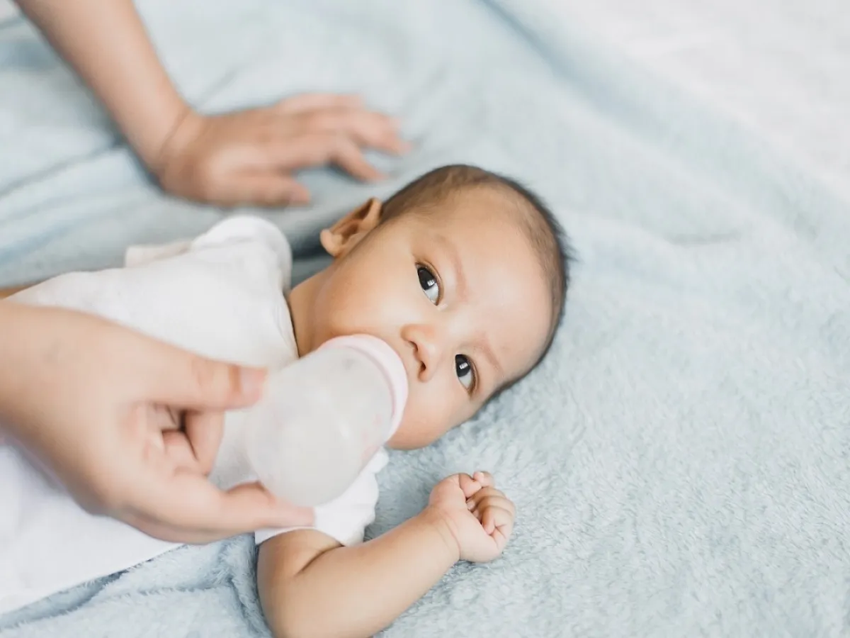 صورة لطفل رضيع يتناول الحليب