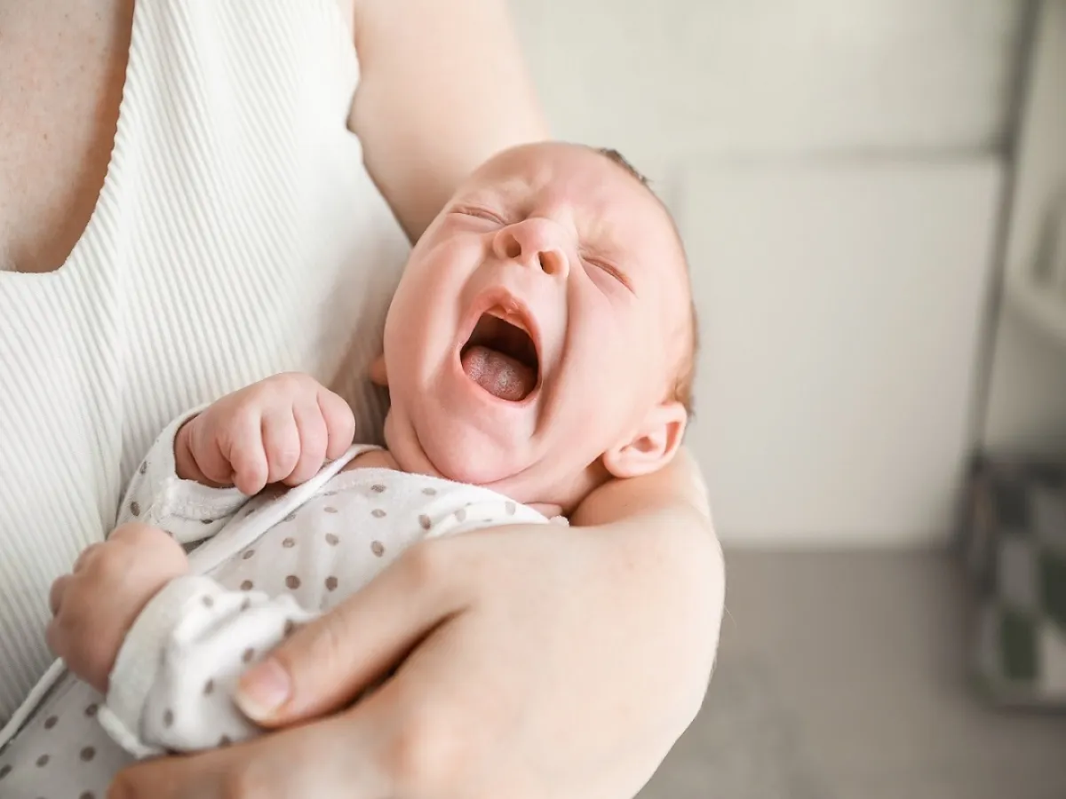 صورة لطفل يتثاوب