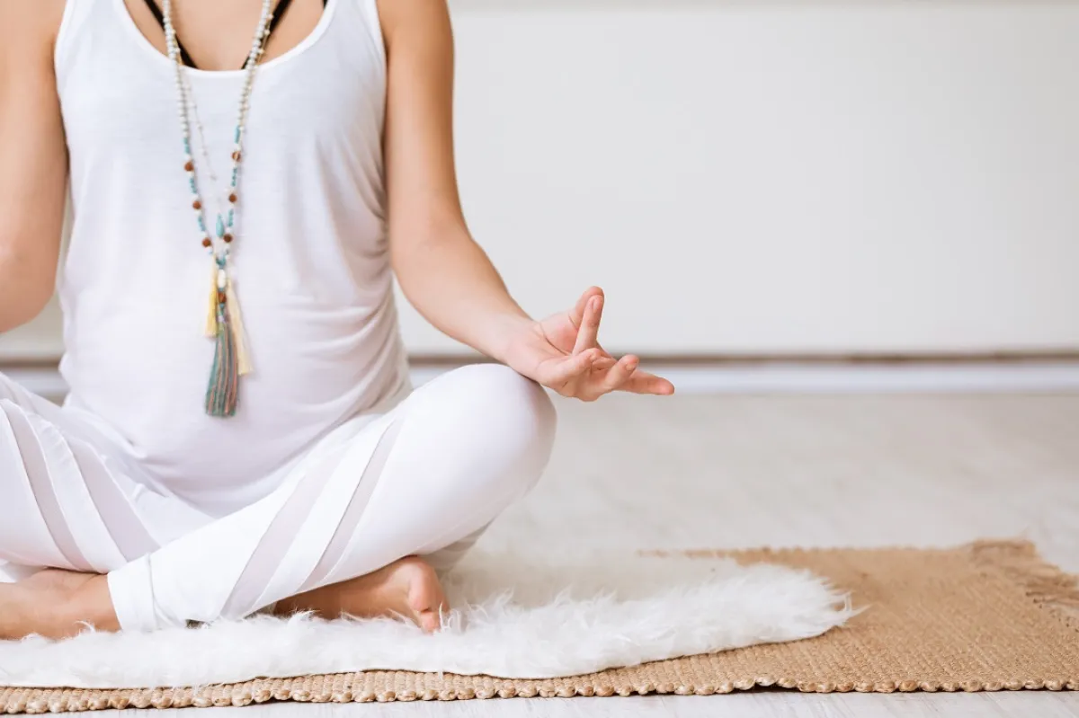 صورة لحامل تلعب اليوجا