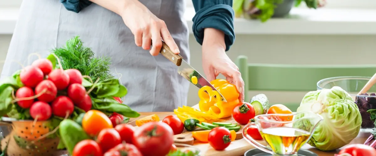 صورة لحامل وطبق كبير من الفواكه والخضراوات