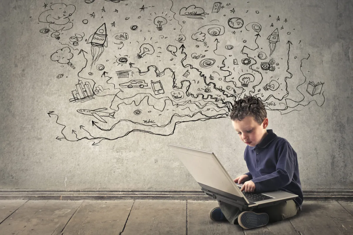 صورة طفل مع الكمبيوتر