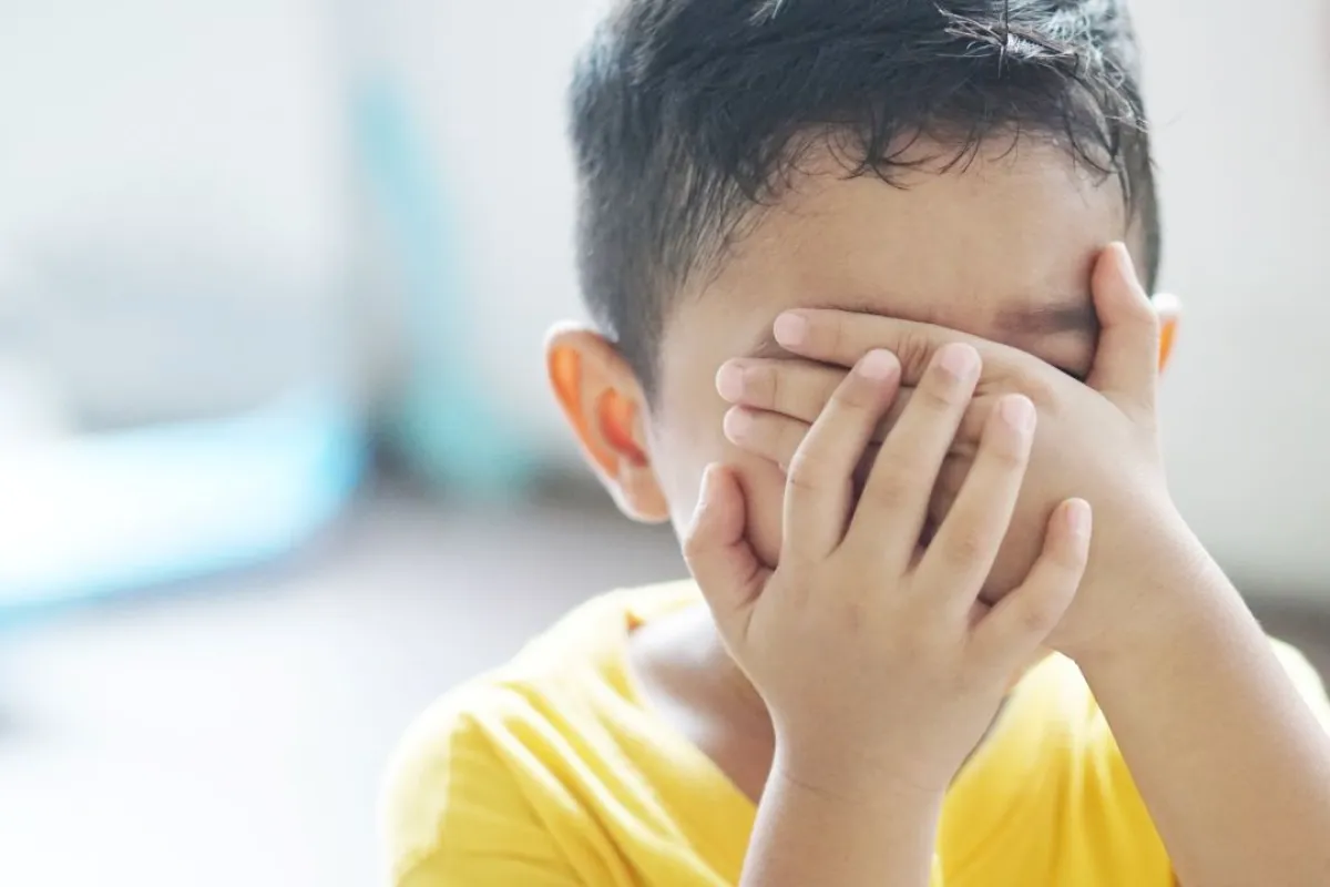 صورة تعبر عن طفل انطوائي