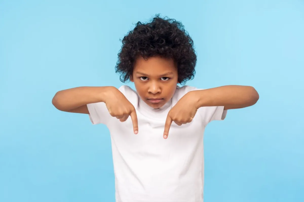 صورة لطفل تبدو عليه علامات الشقاوة