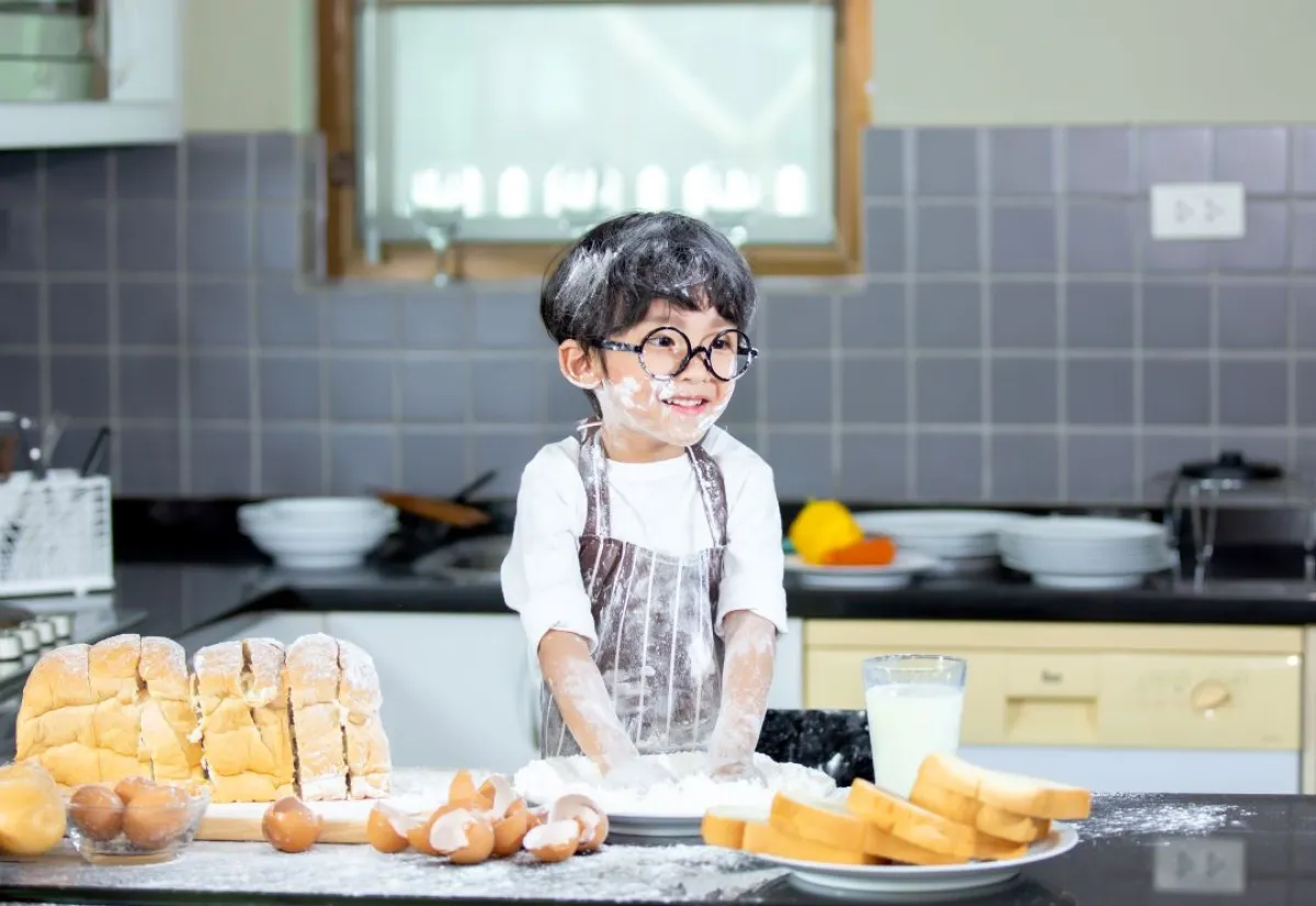 صورة لطفل يمتز بالشقاوة يدخل مطبخ امه