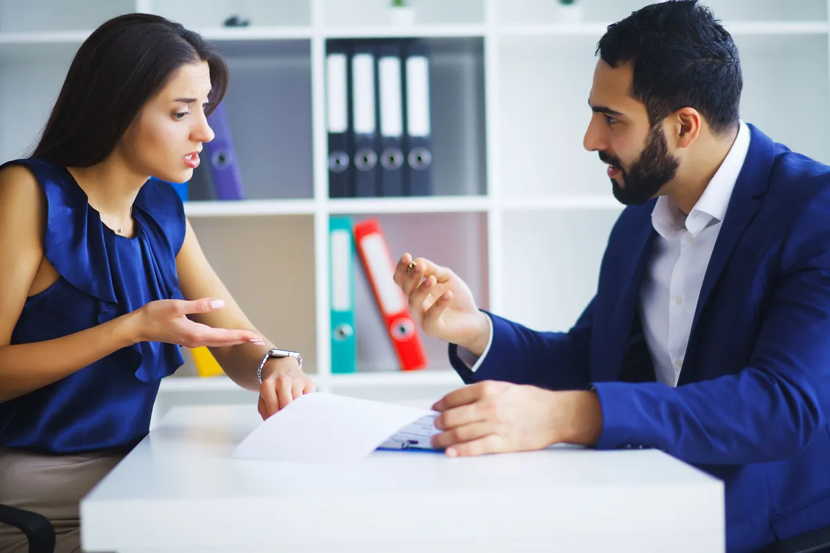 لا للمواقف العدائية في مكان العمل