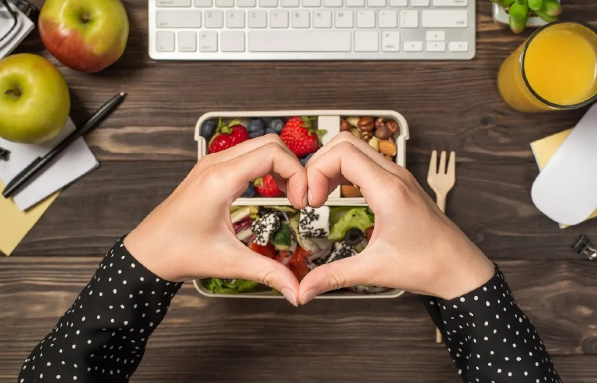 أفضل 10 نصائح لاتباع نظام غذائي صحي خلال العمل (المصدر: Shutterstock)