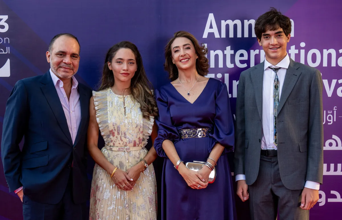 الأمير علي بن الحسين برفقة زوجته الأميرة ريم علي، وولديهما: الأميرة جليلة بنت علي، والأمير عبدالله بن علي، خلال افتتاح مهرجان عمّان السينمائي الدولي
