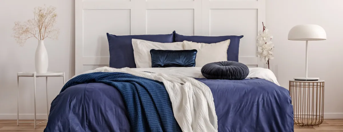 وسائد السرير والمشلح من الإكسسوارات