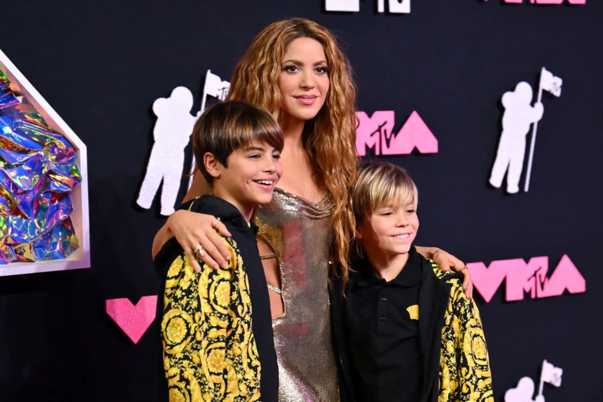 شاكيرا مع ابنيها (Shakira arrives with her kids). مصدر الصورة: ANGELA WEISS / AFP