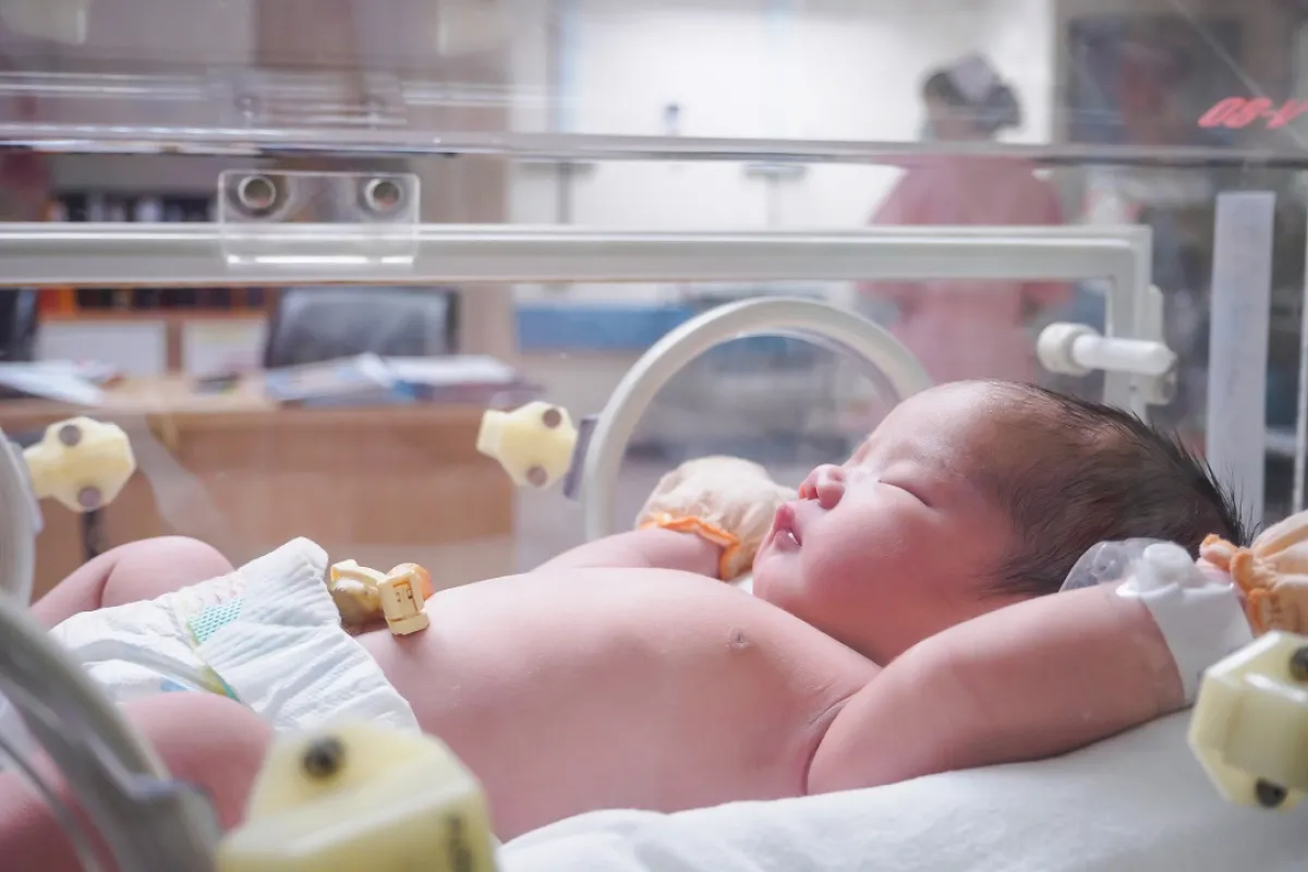 صورة لطفل بالحضّانة