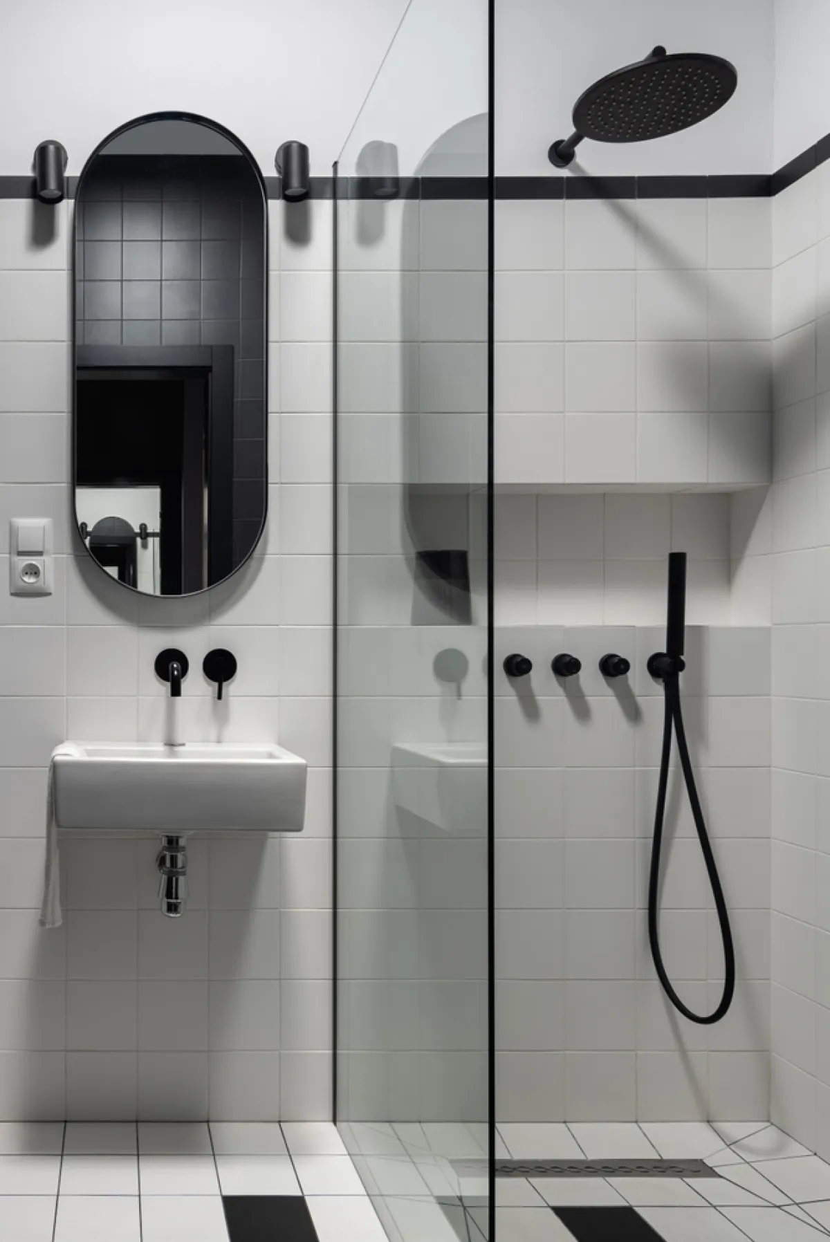 مقصورة الاستحمام في الحمام الضيق