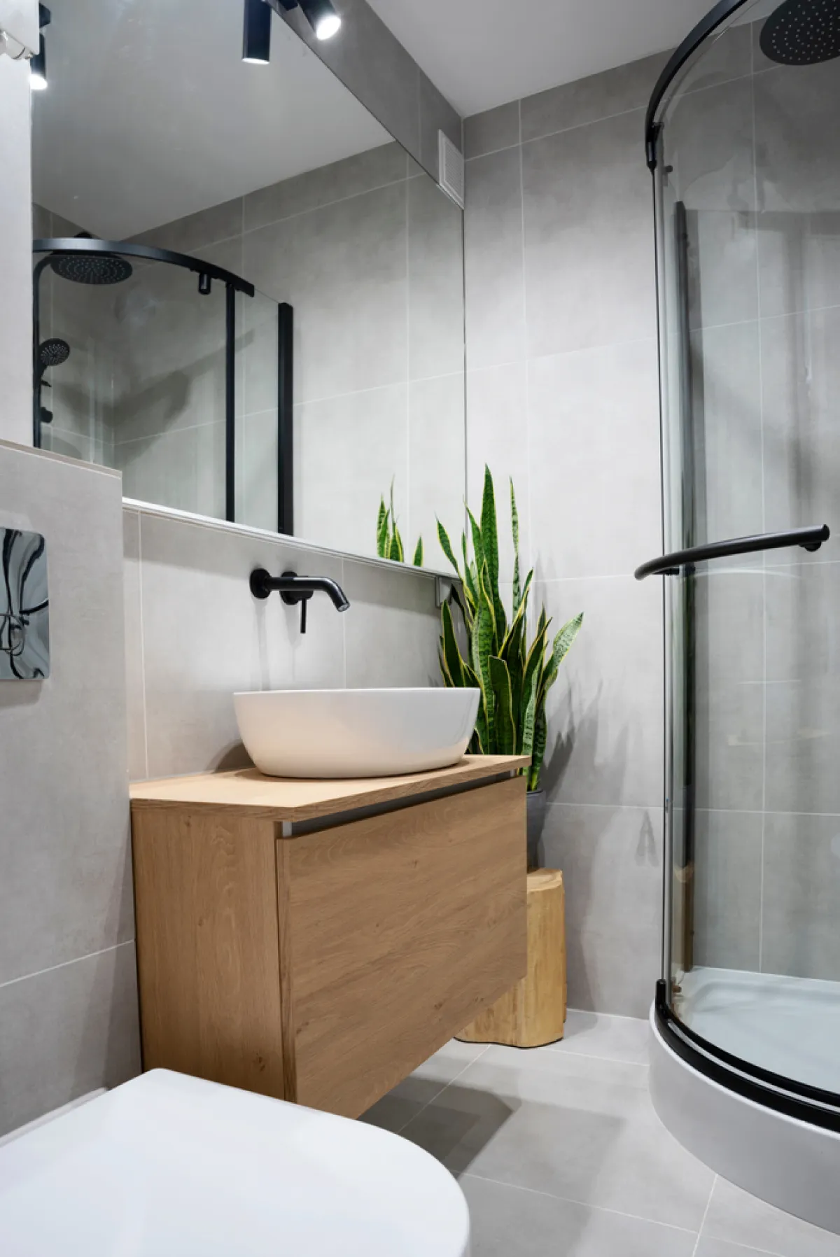 نموذج من الحمام الضيق الملحق بغرفة النوم