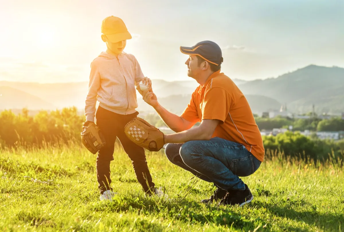 صورة طفل يلعب البيسبول