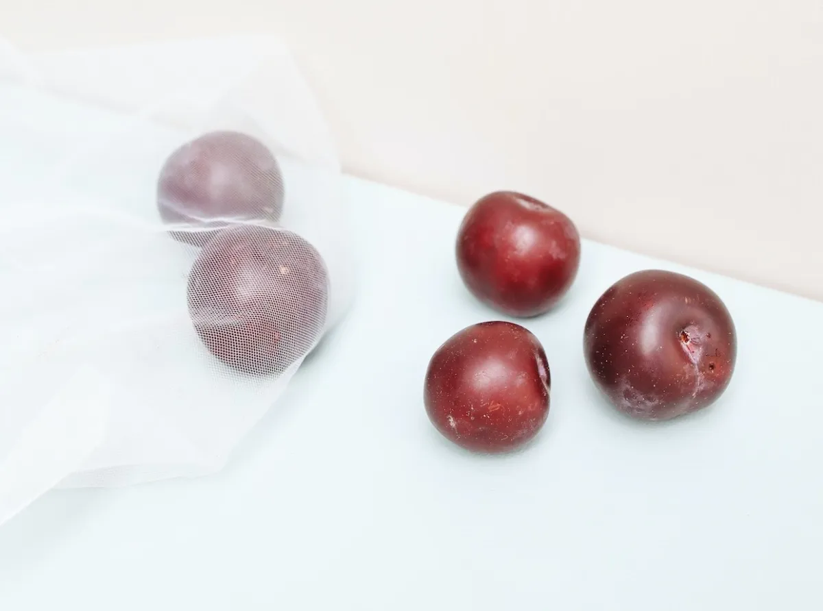 لا تهملي تناول البرقوق للحفاظ على صحة القللب والشرايين (المصدر: pexels)