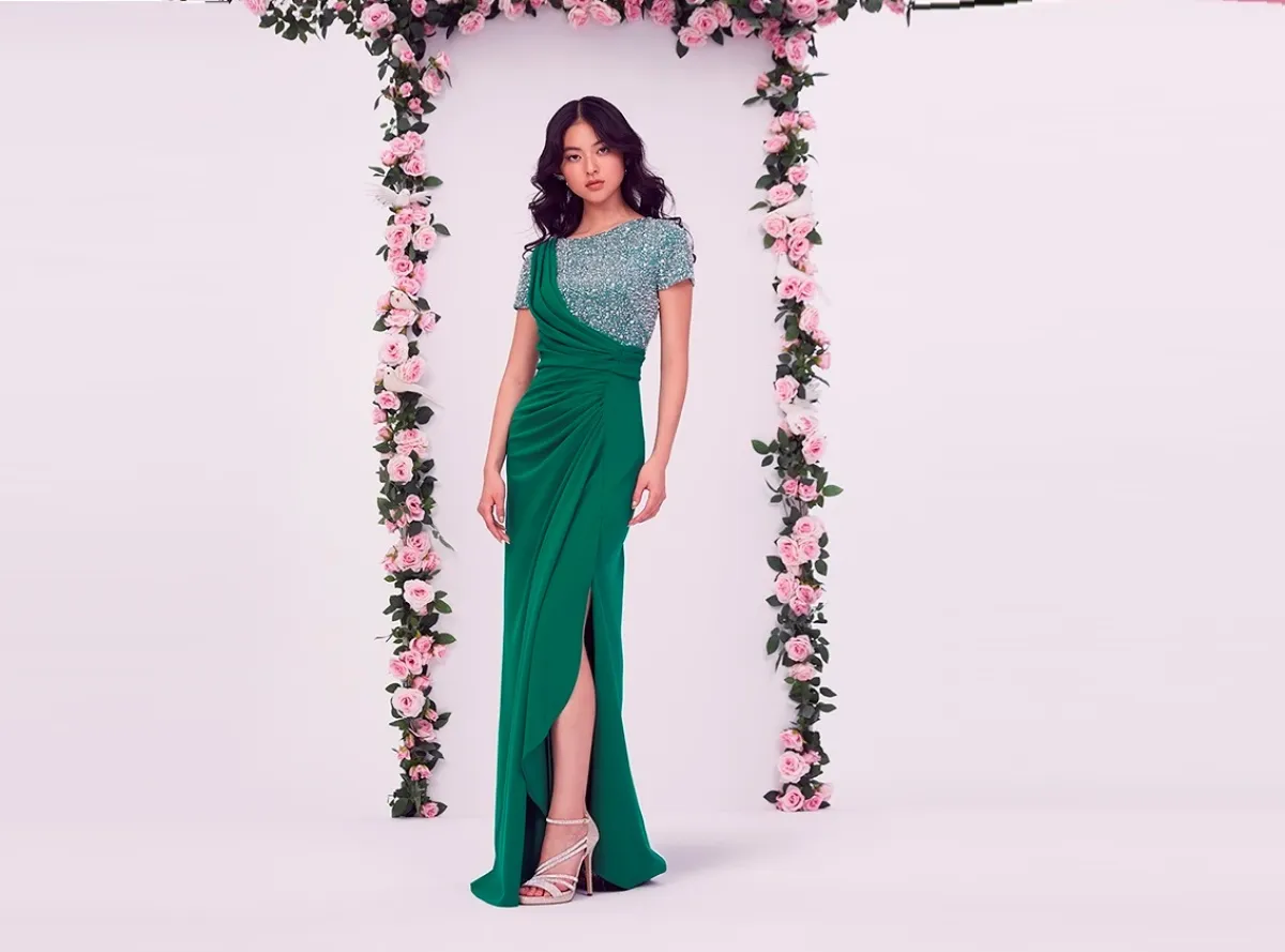 فساتين فاخرة باللون الأخضر لمناسبة اليوم الوطني السعودي من تاداشي شوجي Tadashi Shoji (الصورة من موقع Launchmetrics/Spotlight ©)