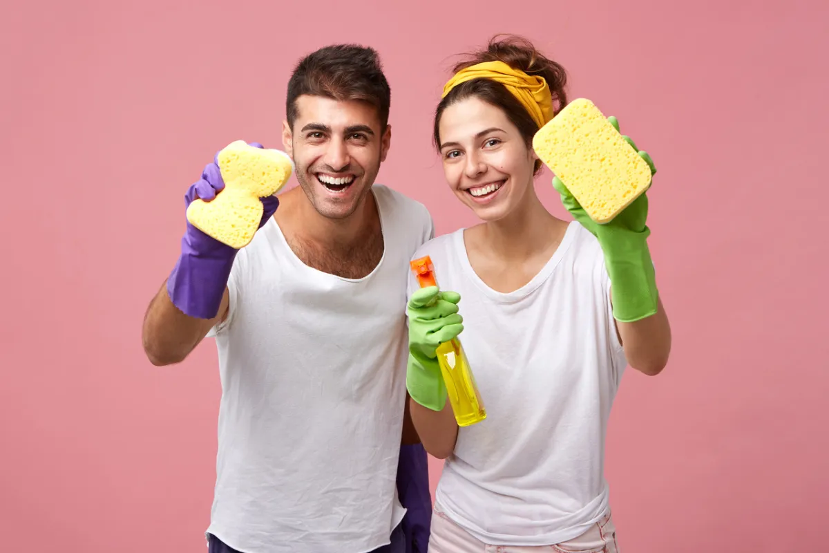 صورة رجل يساعد زوجته في التنظيف