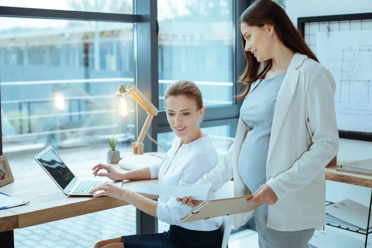 صورة حامل تأخذ إجازة الأمومة