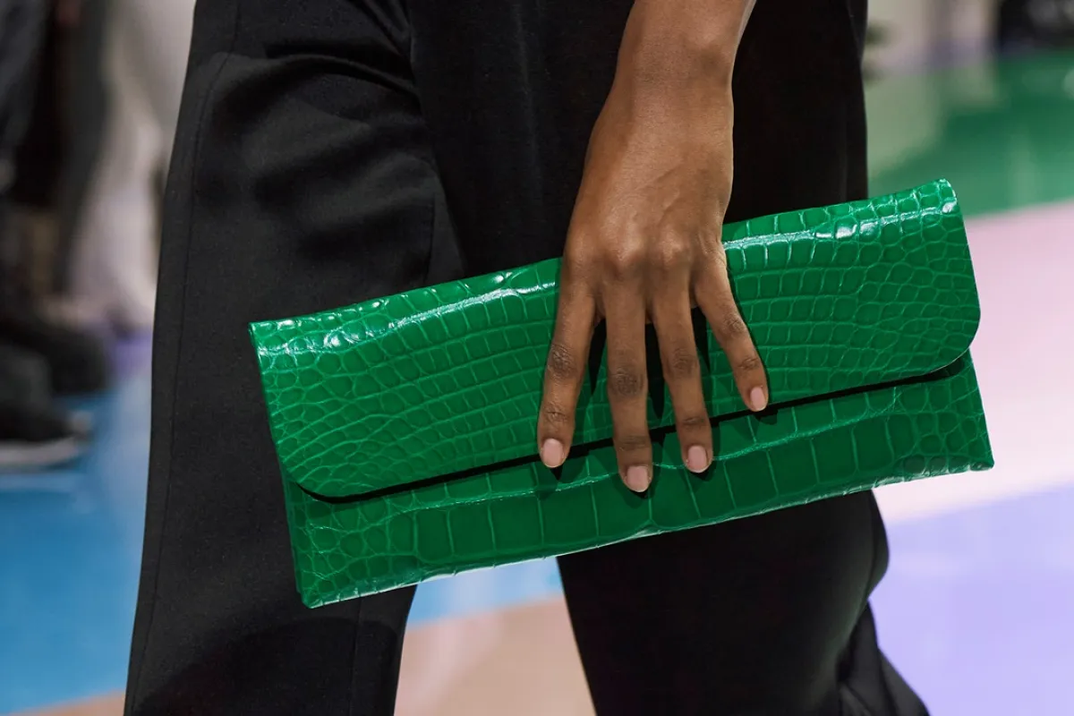 حقيبة من جيورجيو أرماني Giorgio Armani (الصورة من موقع Launchmetrics/Spotlight ©)