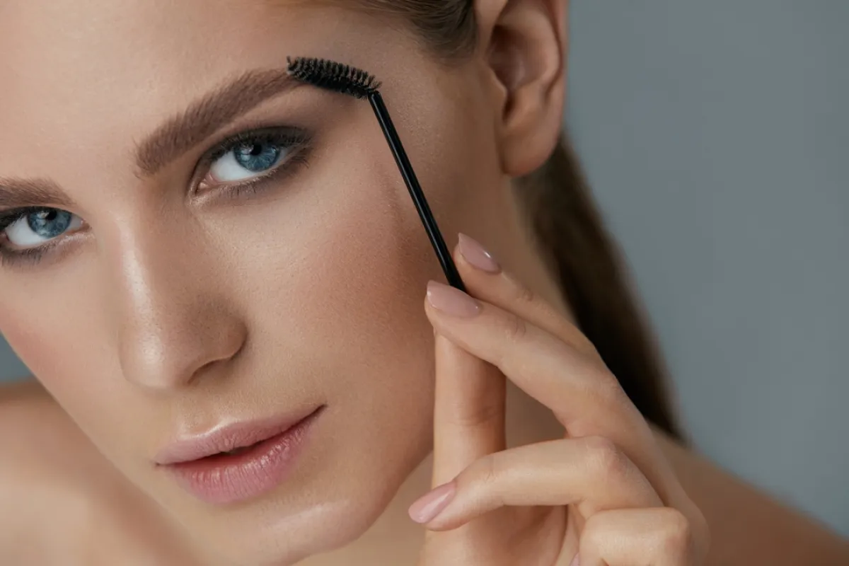 الحواجب المناسبة الصورة من Shutterstock