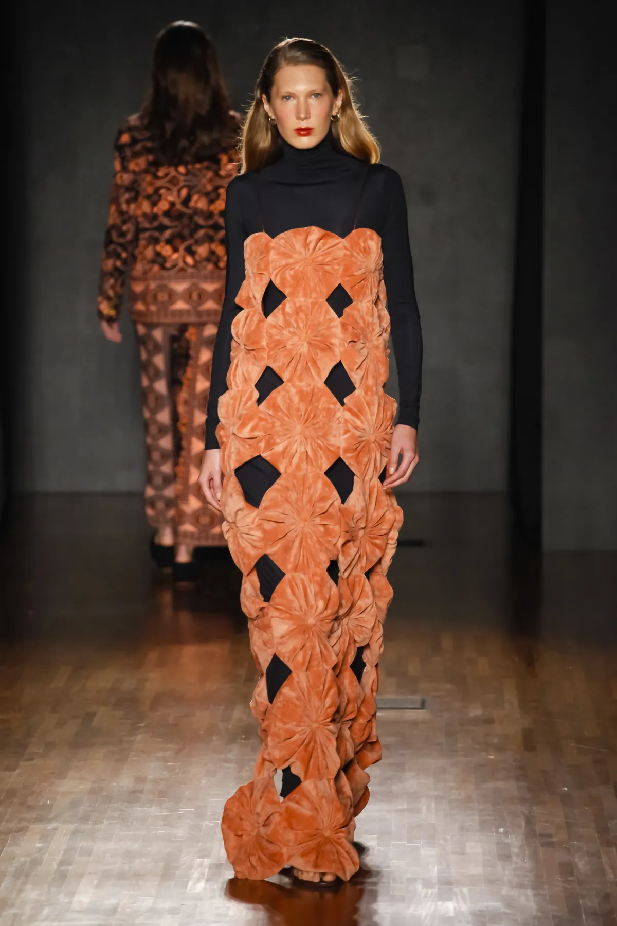 فستان باللون البرتقالي من..Marina Bitu 