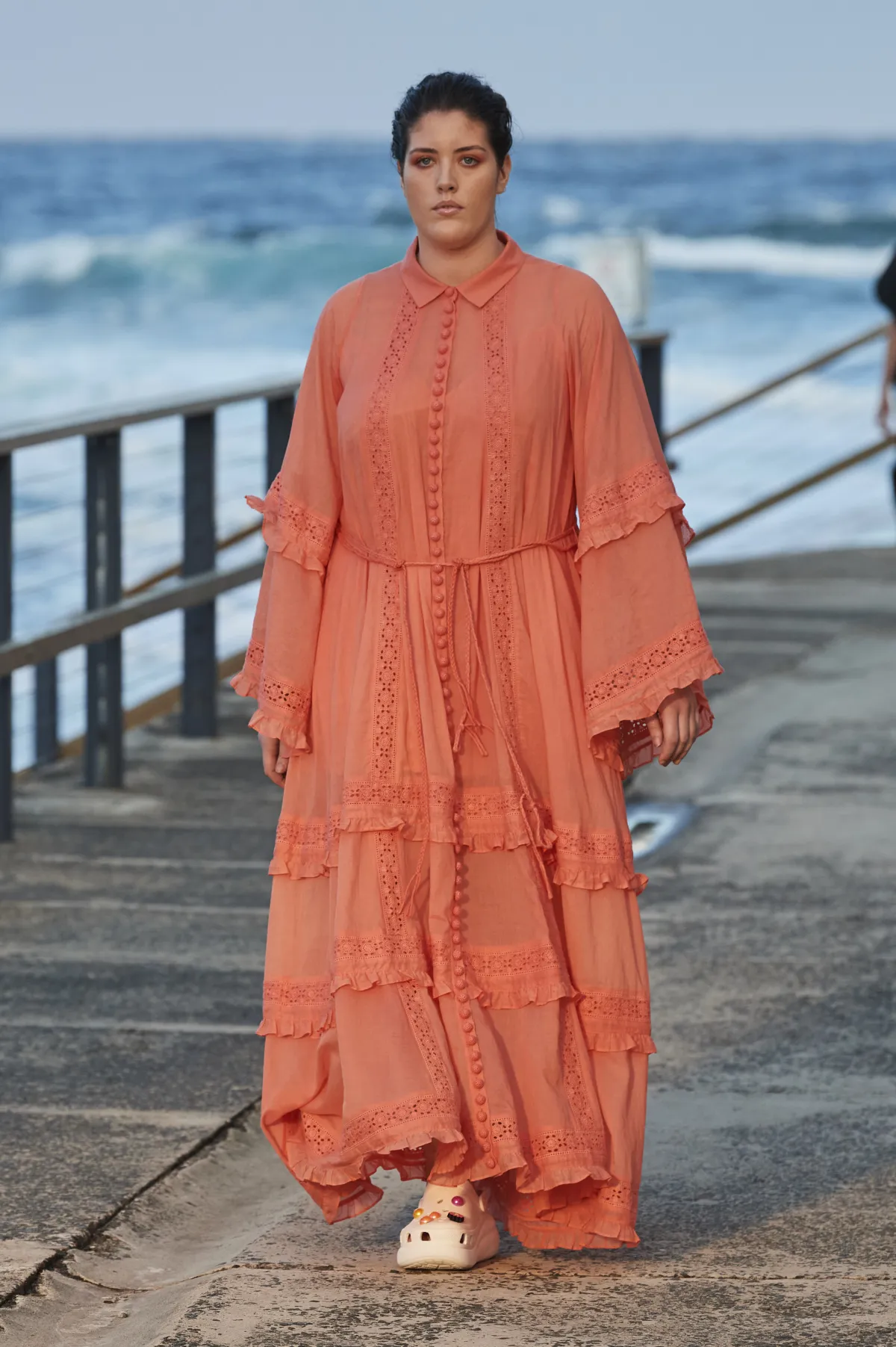 فستان باللون البرتقالي من .. جوسلين Joslin 