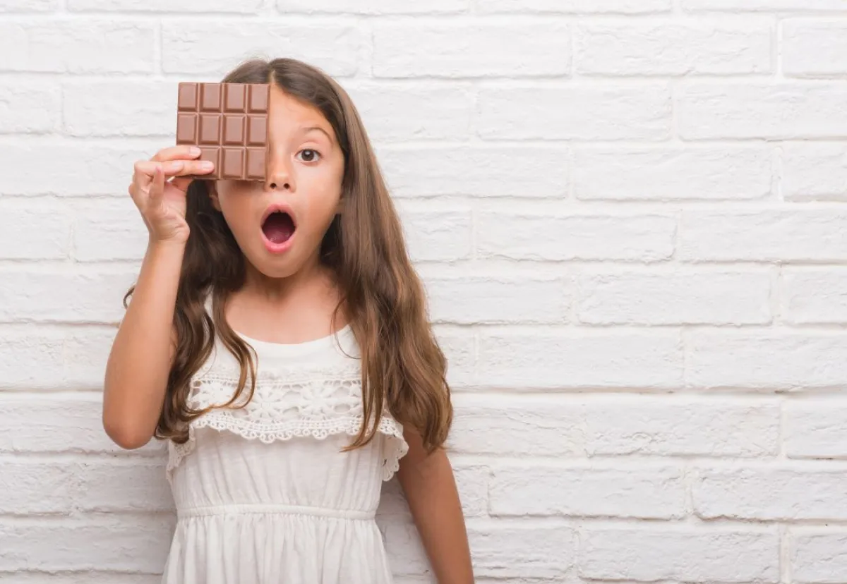 صورة تعبر عن حب الأطفال للشوكولاتة
