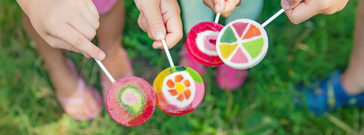 صورة لأطفال سعداء بتناول السكاكر الضارة بمناعتهم