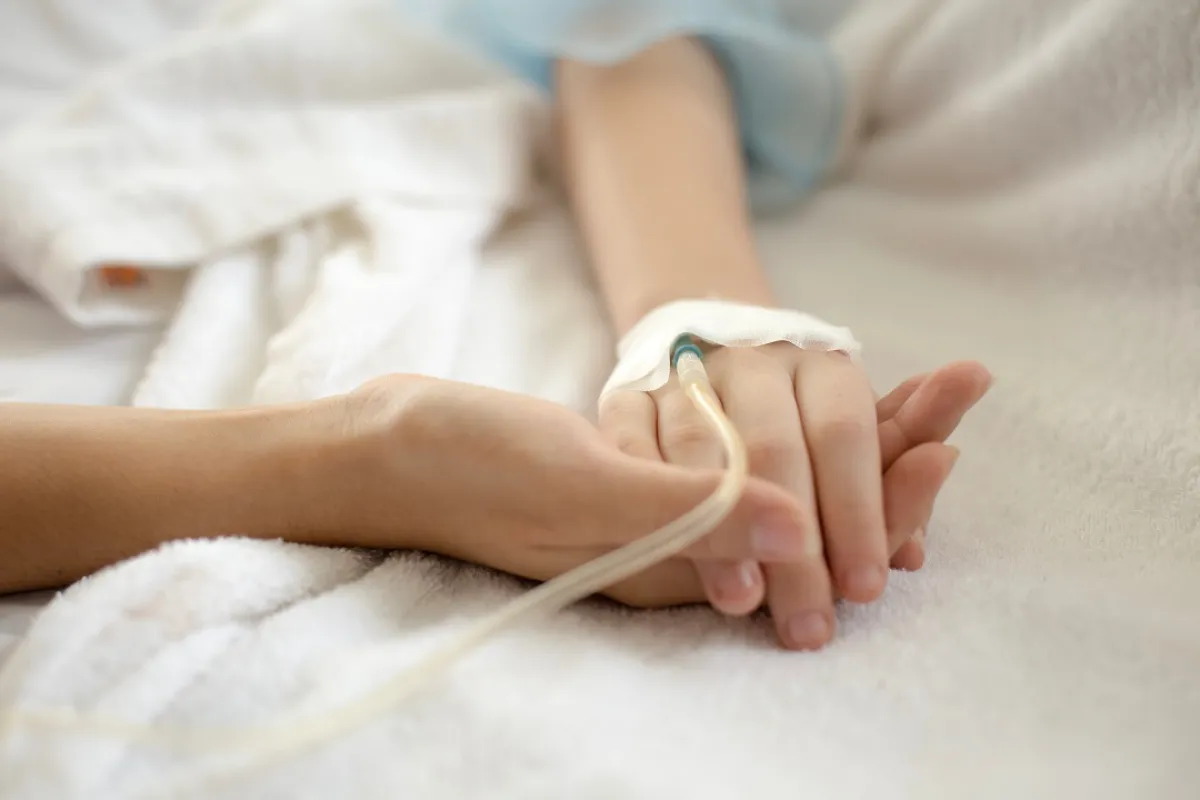 صورة ليد مريض تلتمس السلامة من الزائر