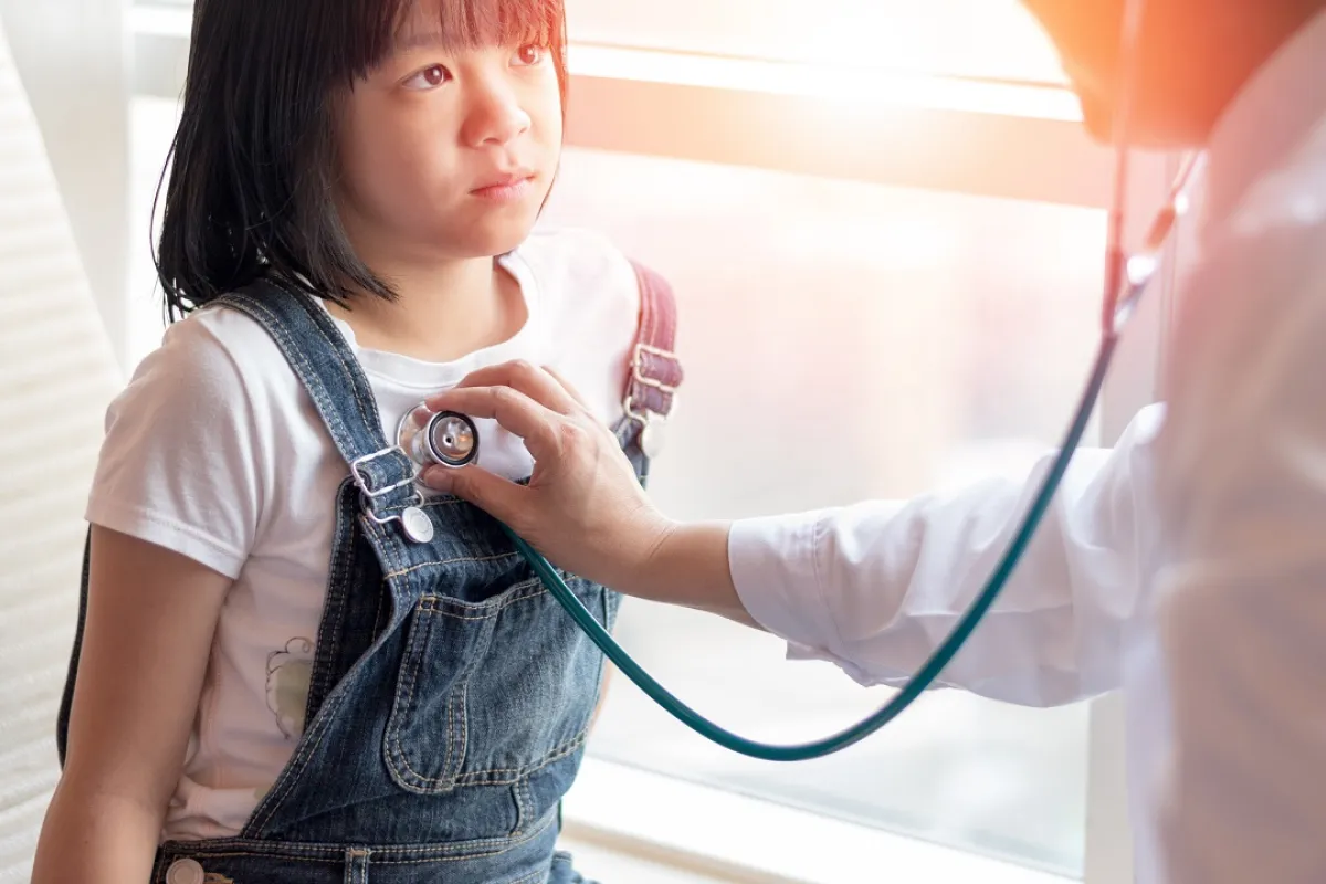 صورة لمريضة صغيرة تلتمس السلامة 