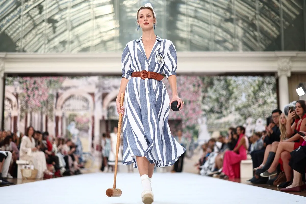 عارضة أزياء من أسبوع لندن للموضة. مصدر الصورة: HENRY NICHOLLS / AFP