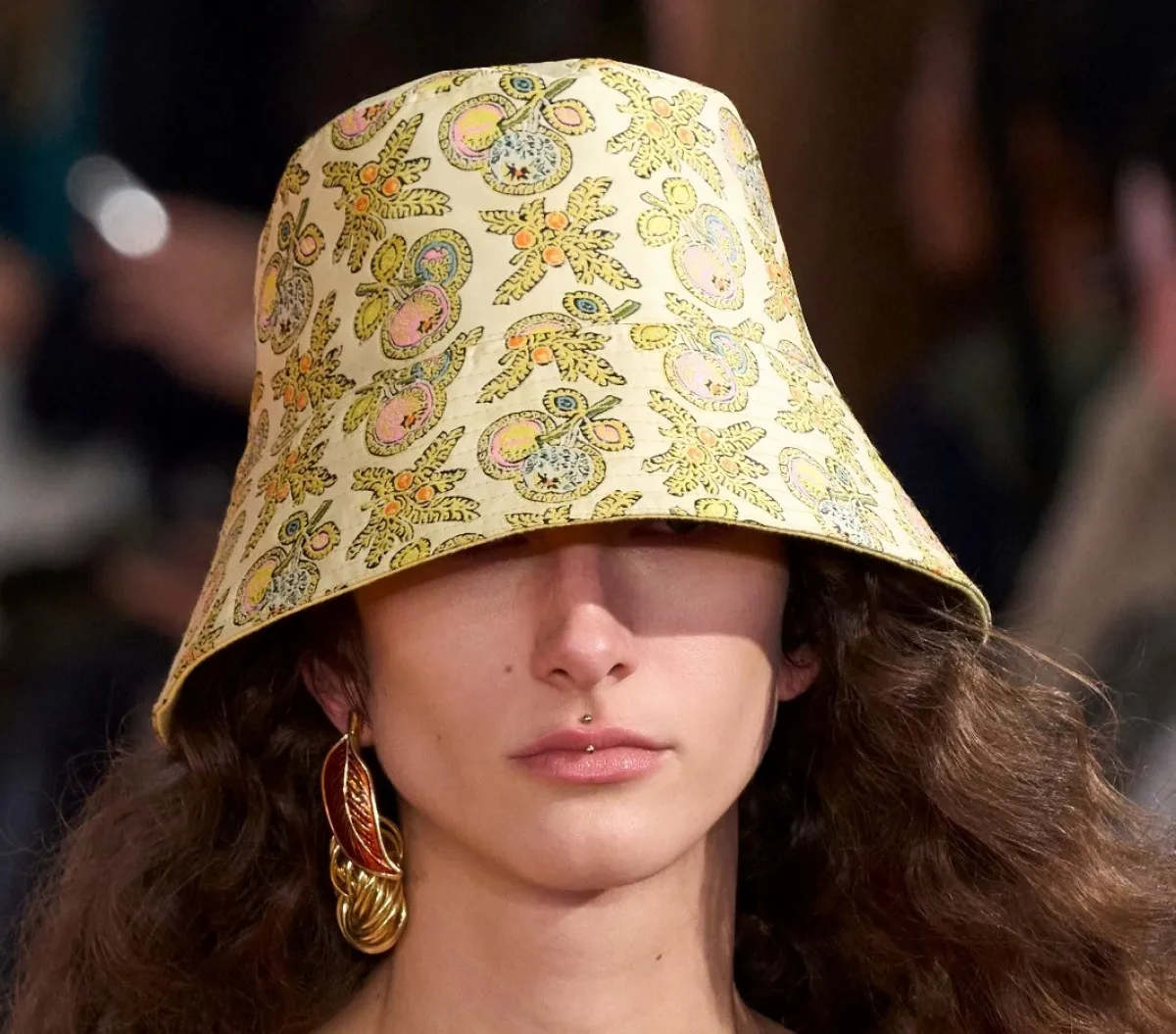 موديلات قبعات ملونة لنهاية صيف 2023 ..اعتمديها لإطلالة منعشة