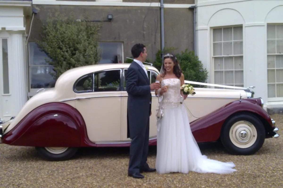 أجمل سيارات الزفاف الكلاسيكية