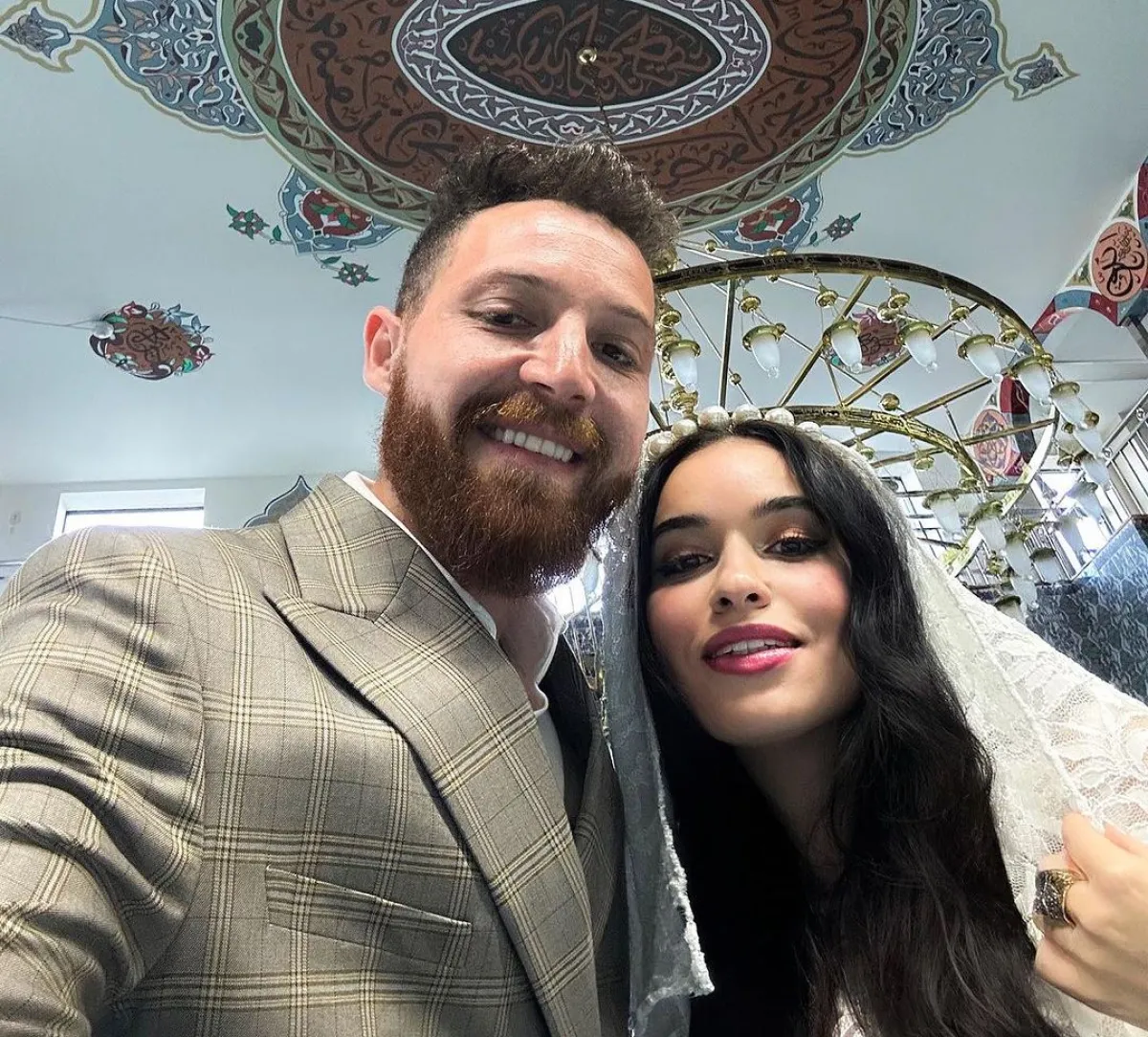 أول صورة للعروسين بعد عقد القران - الصورة من حساب محمود حجازي على إنستغرام