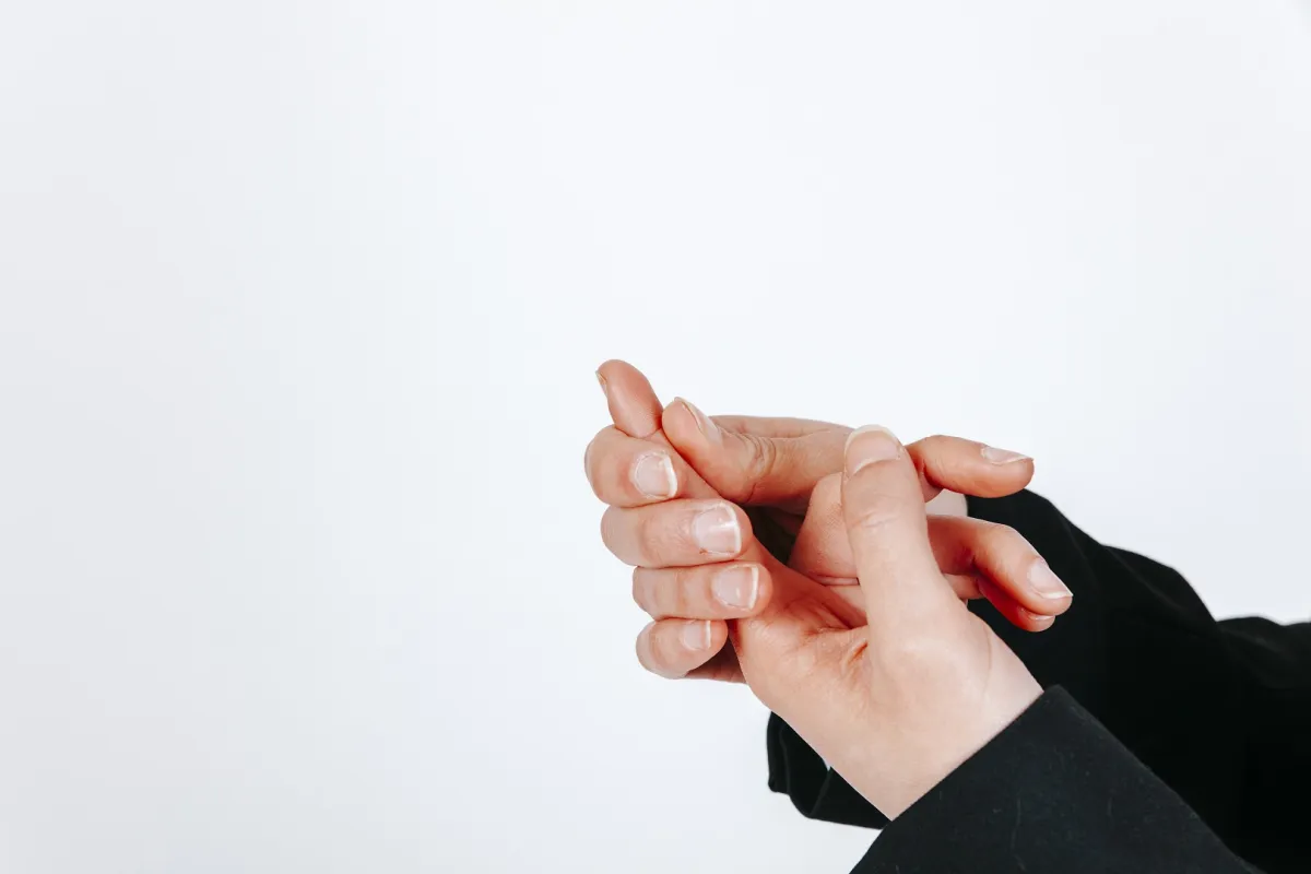 تكون فرقعة مفاصل أصابعكِ طريقة لشغل يديكِ عندما تكونين متوترة (المصدر: Freepik)