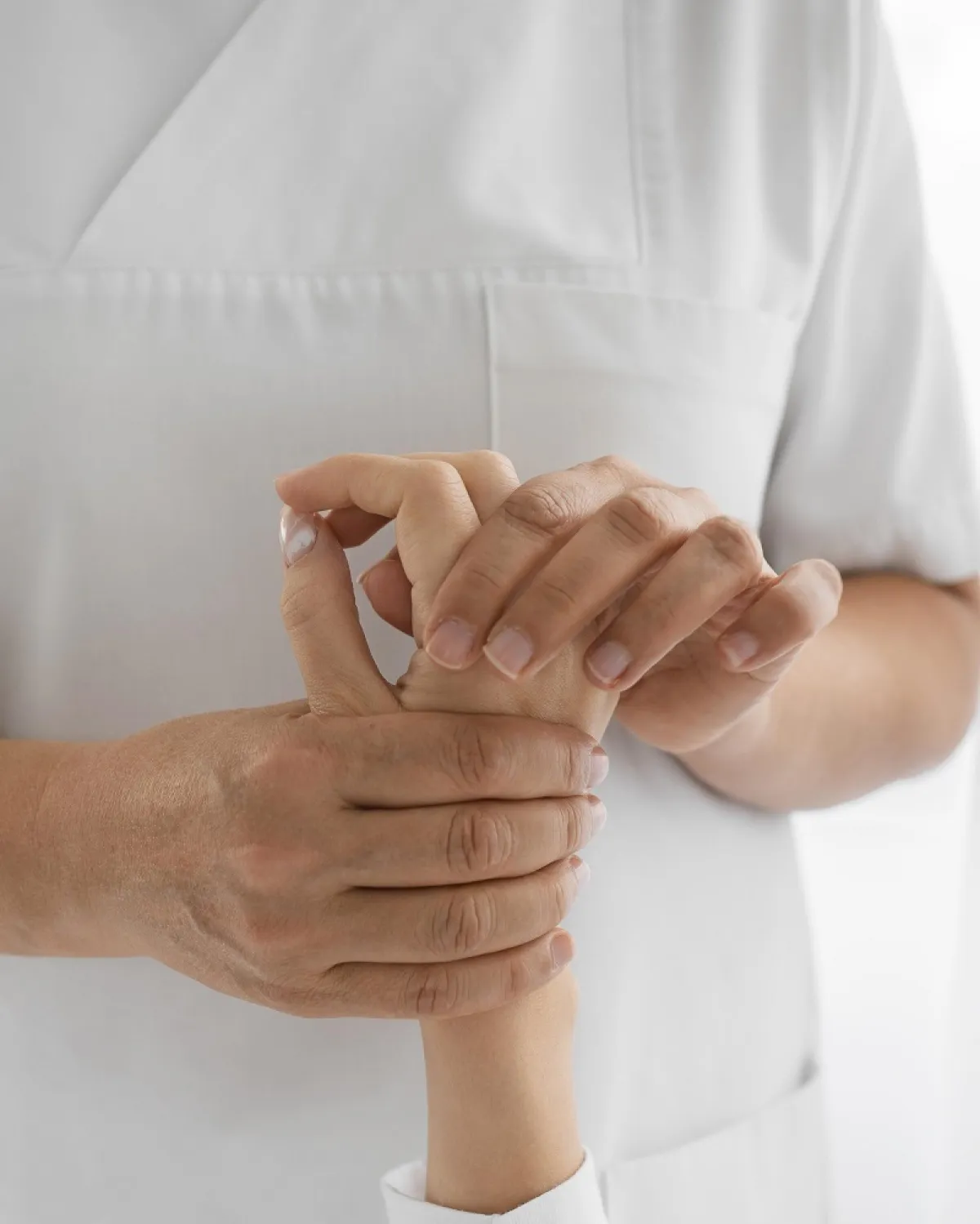 يُمكن علاج إدمان فرقعة الإصابع بالتعرف على السبب وراء هذه العادة ومعالجته (المصدر: Freepik)