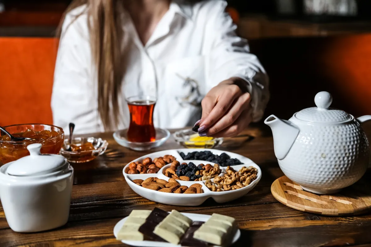 تناول وجبة خفيفة من المكسرات يساعد في توفير الفيتامينات والمعادن الهامة لجسمكِ (المصدر: Freepik)