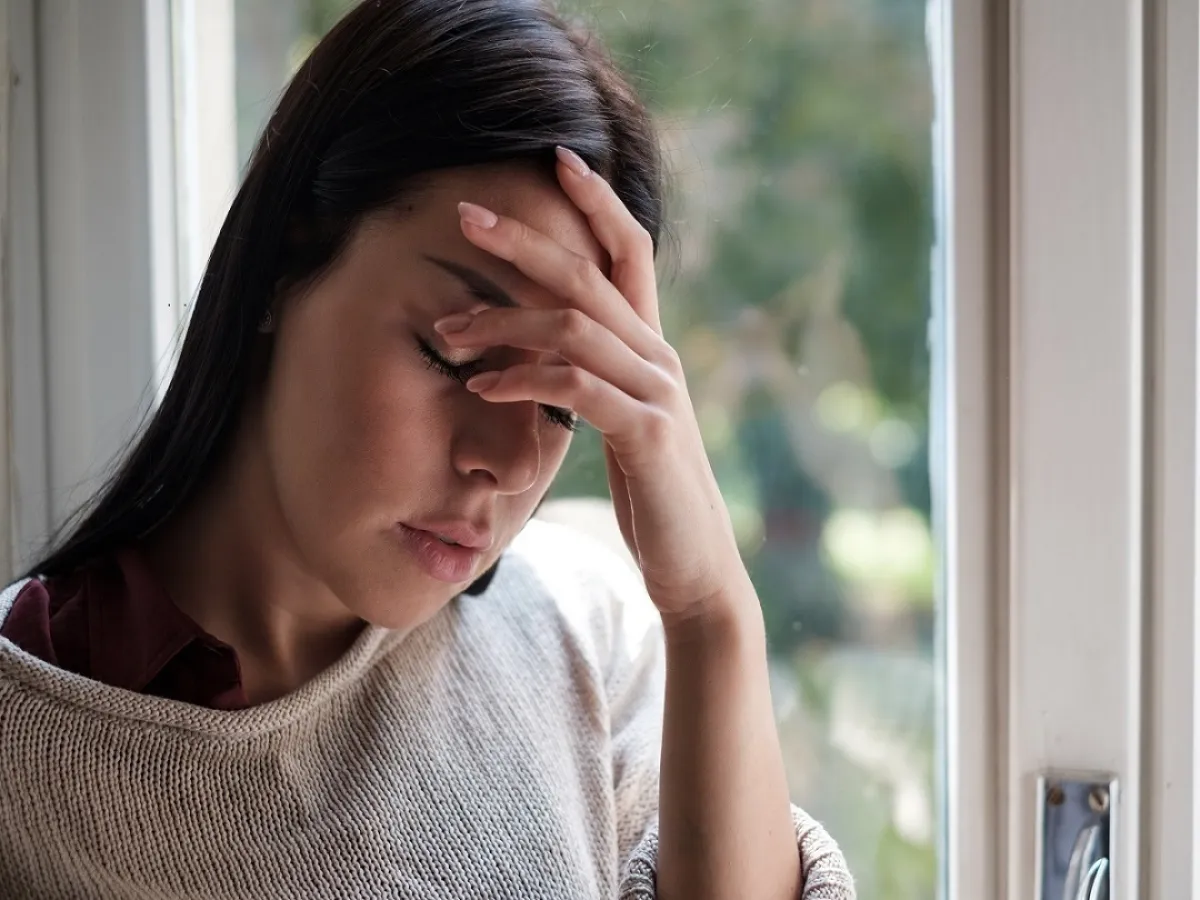 صورة لامرأة تشعر بالتعب والحزن