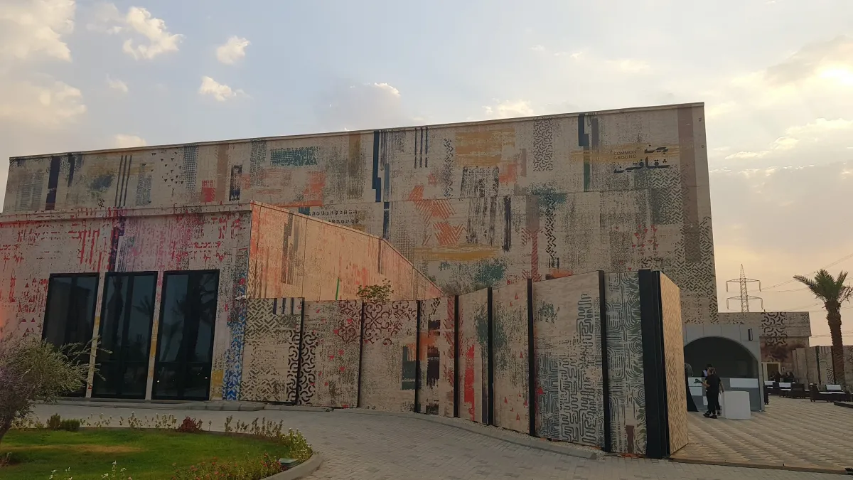 الواجهة الخارجية الرئيسية للمعرض