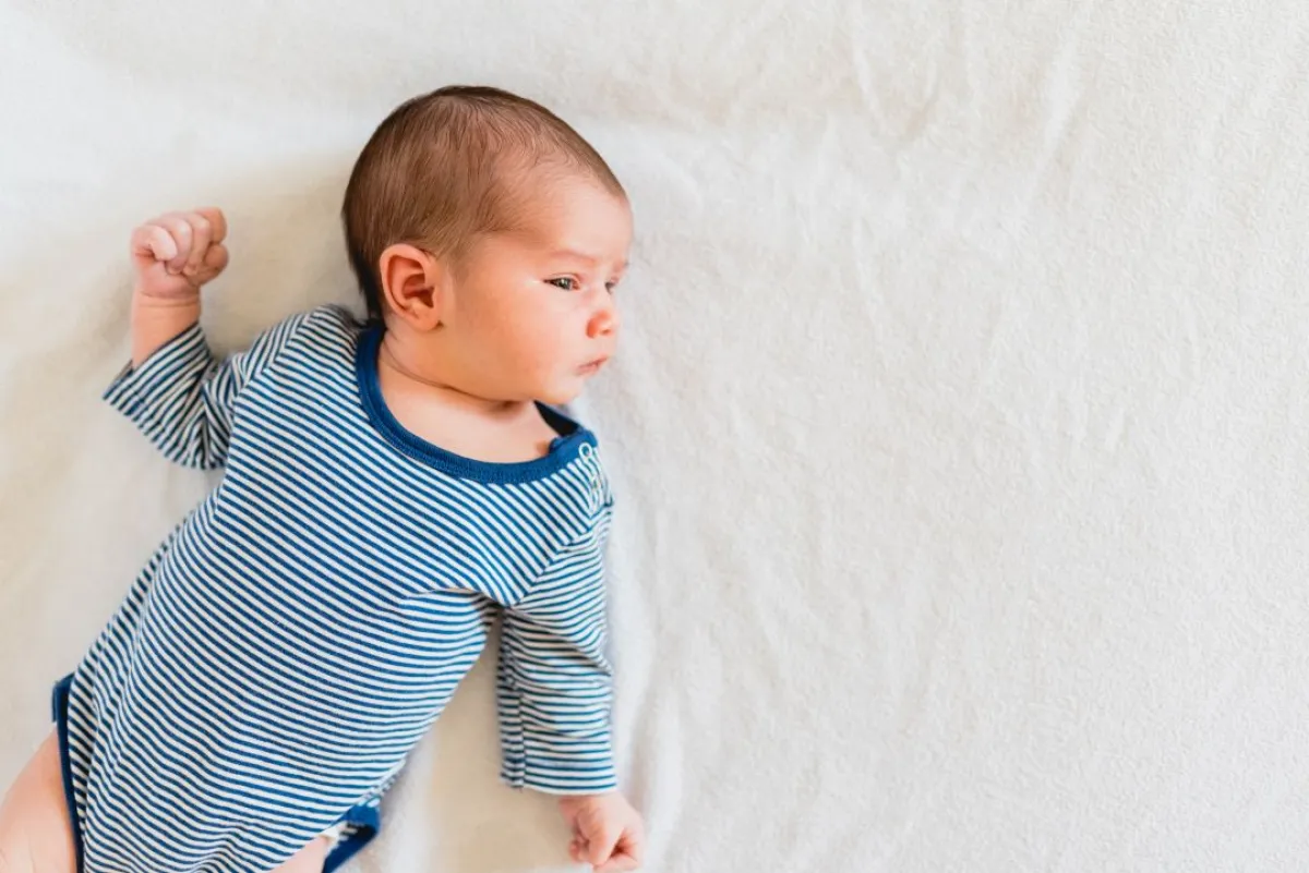 صورة لرضيع بحبوب وبثور صغيرة جداً