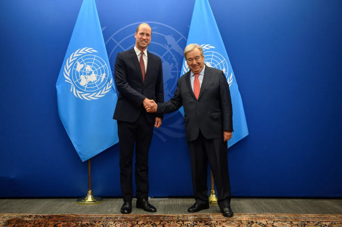 الأمير ويليام يصافح الأمين العام للأمم المتحدة أنطونيو غوتيريش (Prince William shakes hands with United Nations Secretary General Antonio Guterres). مصدر الصورة: Ed JONES / POOL / AFP