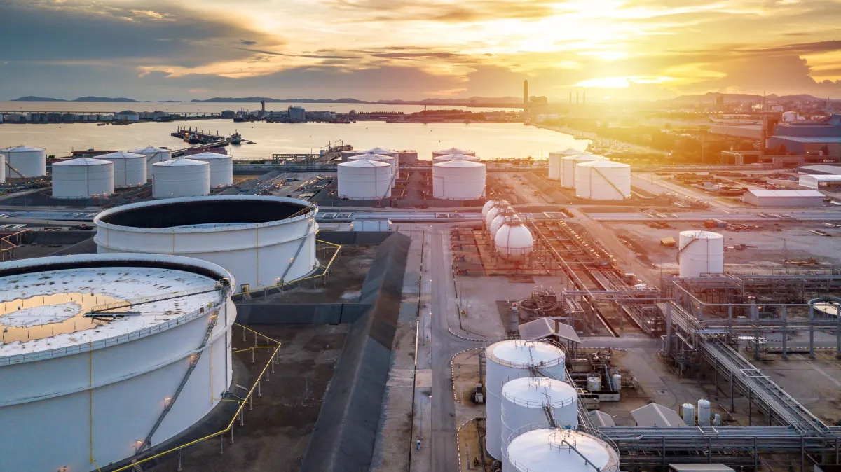 بعض الصادرات السعودية تتمثل في البترول 