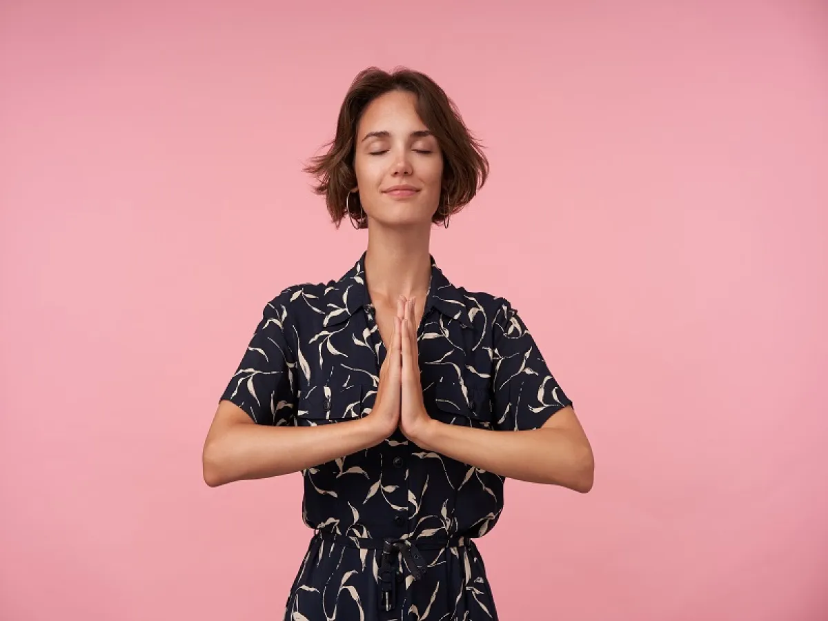 يساعد التأمل والتنفس العميق واليوجا على استرخاء العضلات المتوترة بعد الخروج من الاكتئاب (المصدر: Freepik)