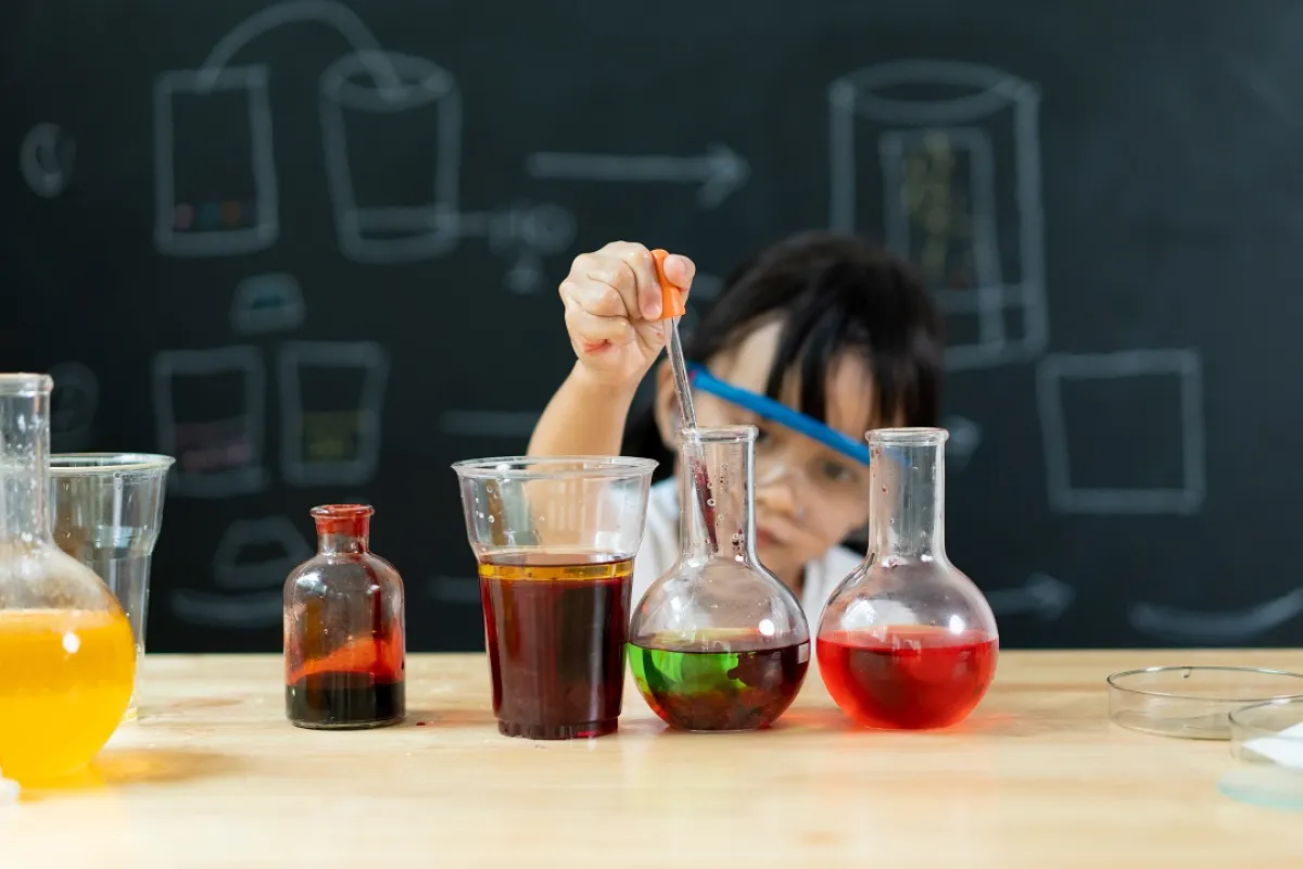 صورة لطفل في معمله الصغير