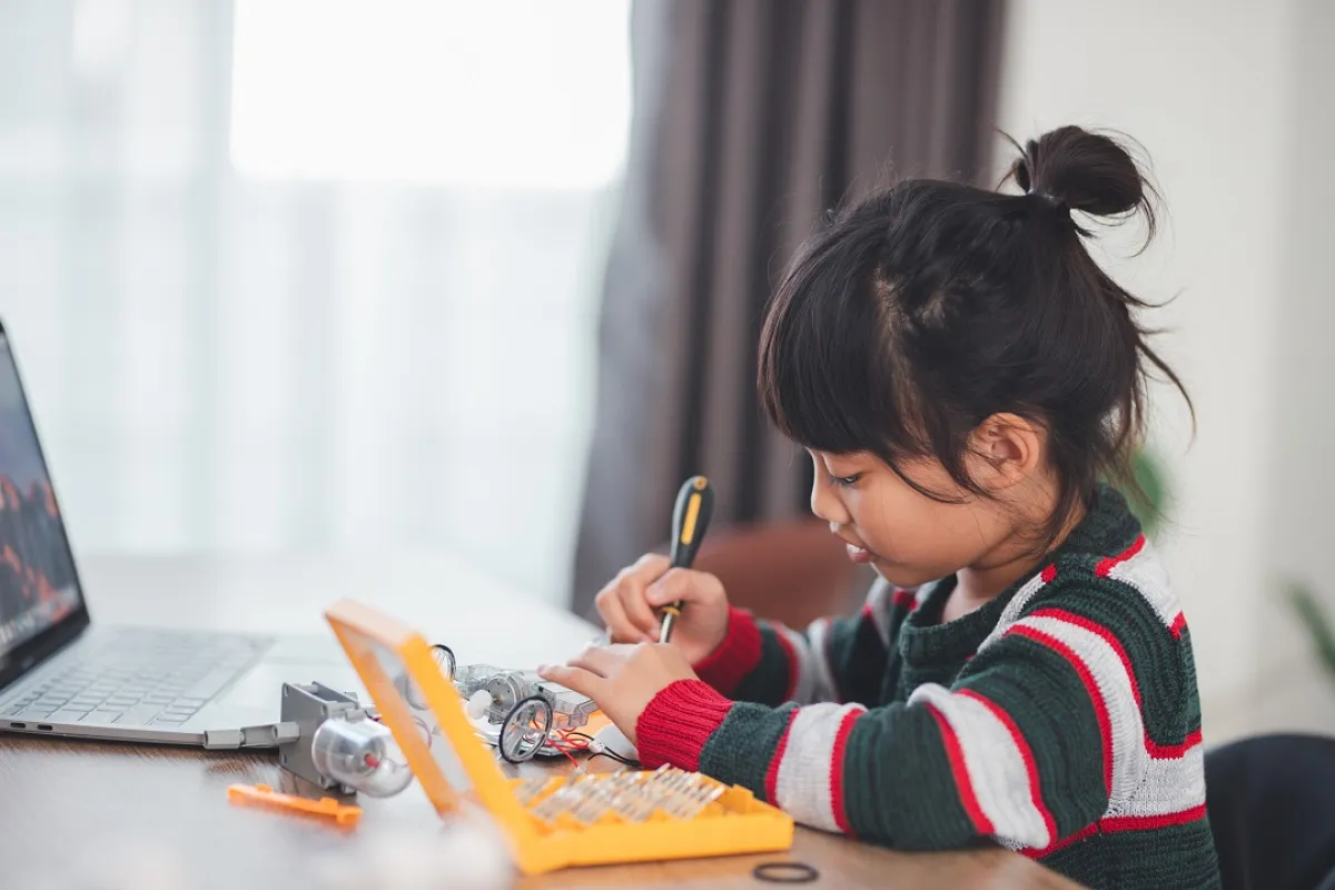 صورة لطفلة تحاول في معملها الخاص